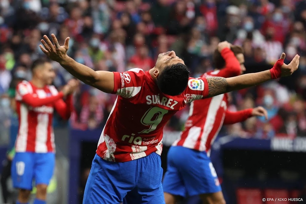 Atlético Madrid blijft met zege in spoor van koplopers La Liga