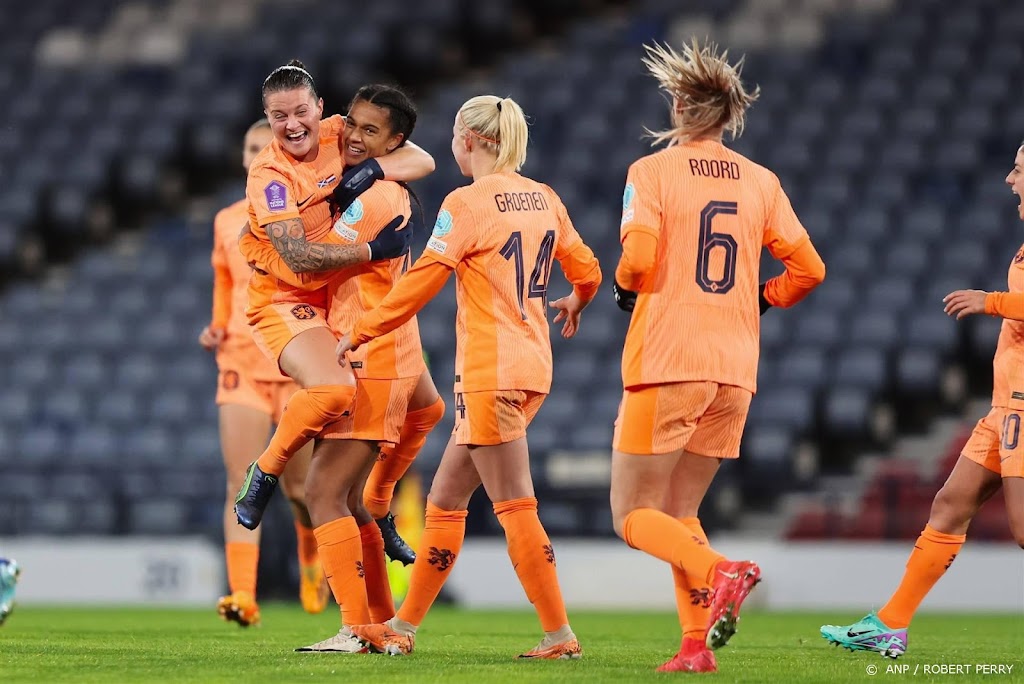 Oranje profiteert met 1-0-zege op Schotland van verlies Engeland