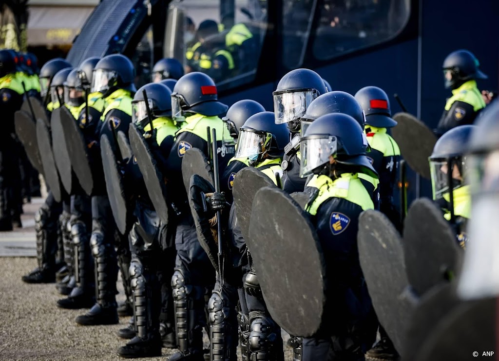 Agent gewond geraakt tijdens onrustige nacht in Friesland