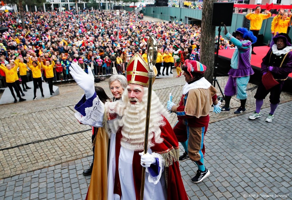 Sinterklaas heel snel door bomvol Apeldoorn