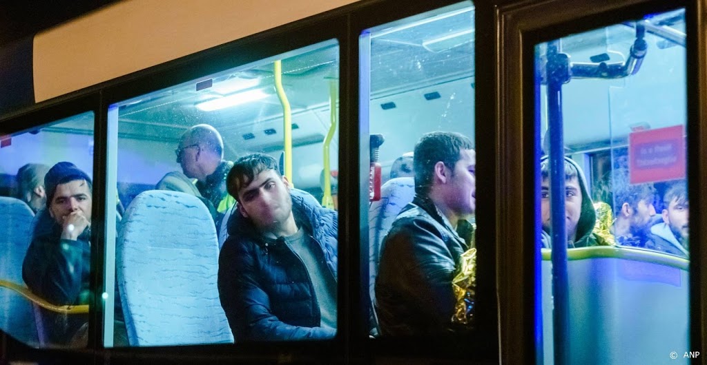 Twee verstekelingen schip Vlaardingen naar ziekenhuis