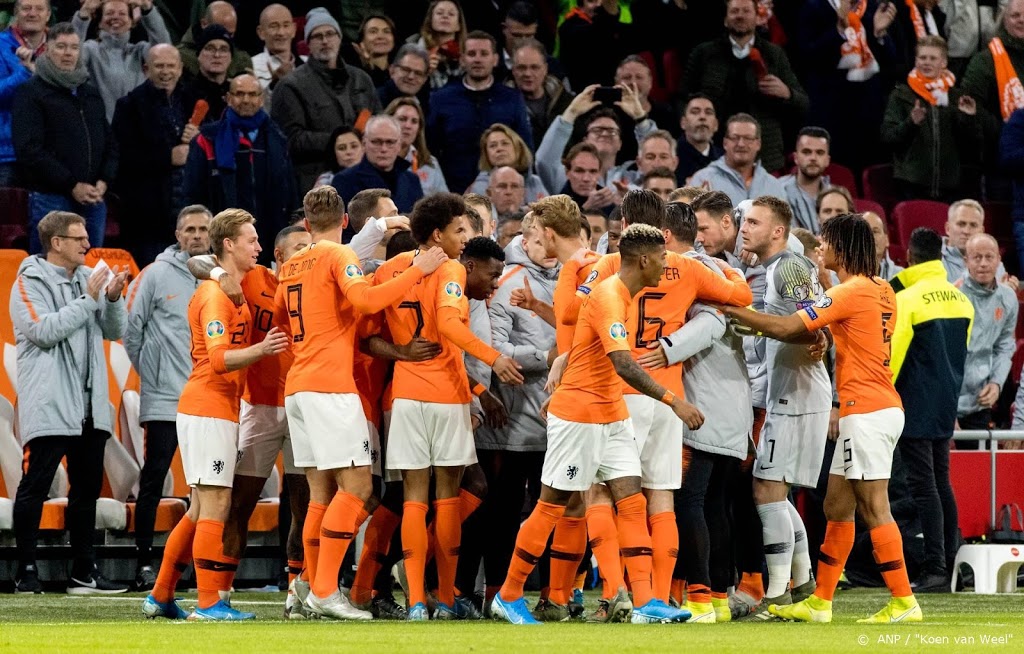 Oranje viert feest met zege op Estland