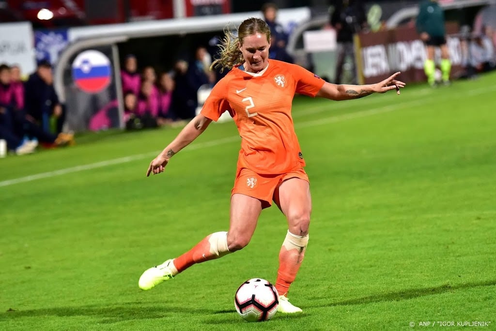 Voetbalster Van Lunteren stopt bij Oranje