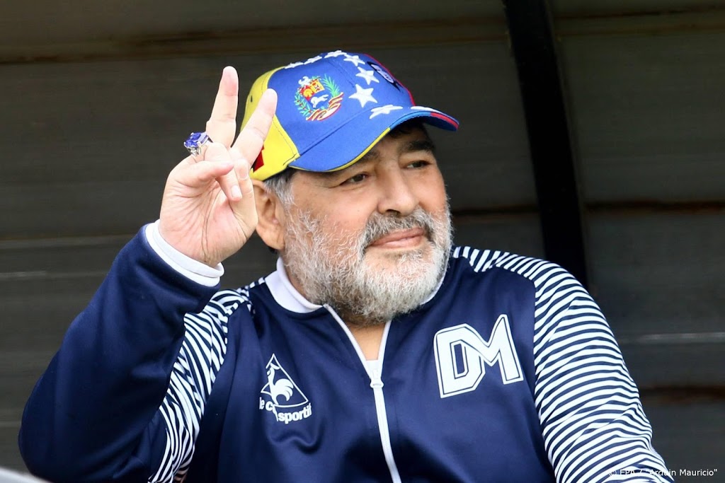 Maradona blijft toch trainer van Gimnasia