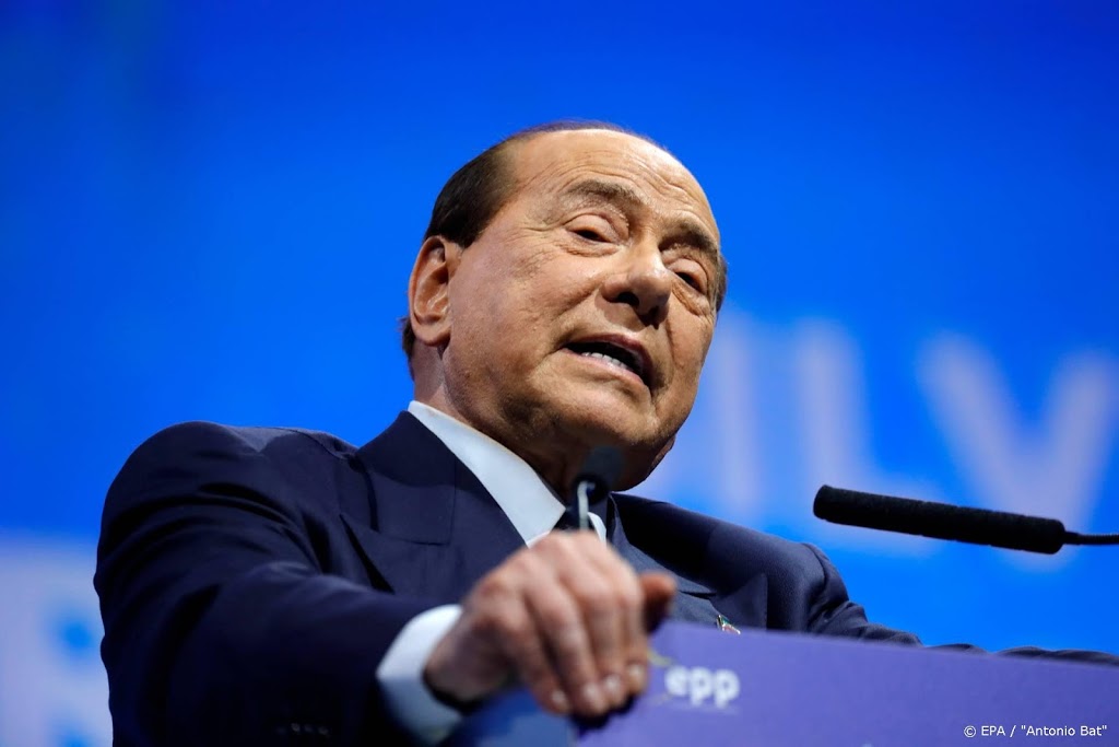 Berlusconi na val opgenomen in ziekenhuis