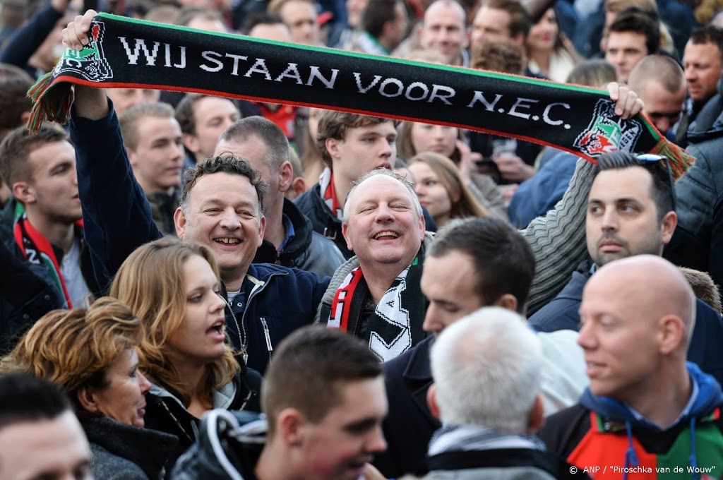 Spandoek NEC-fans met woord zwart geweigerd