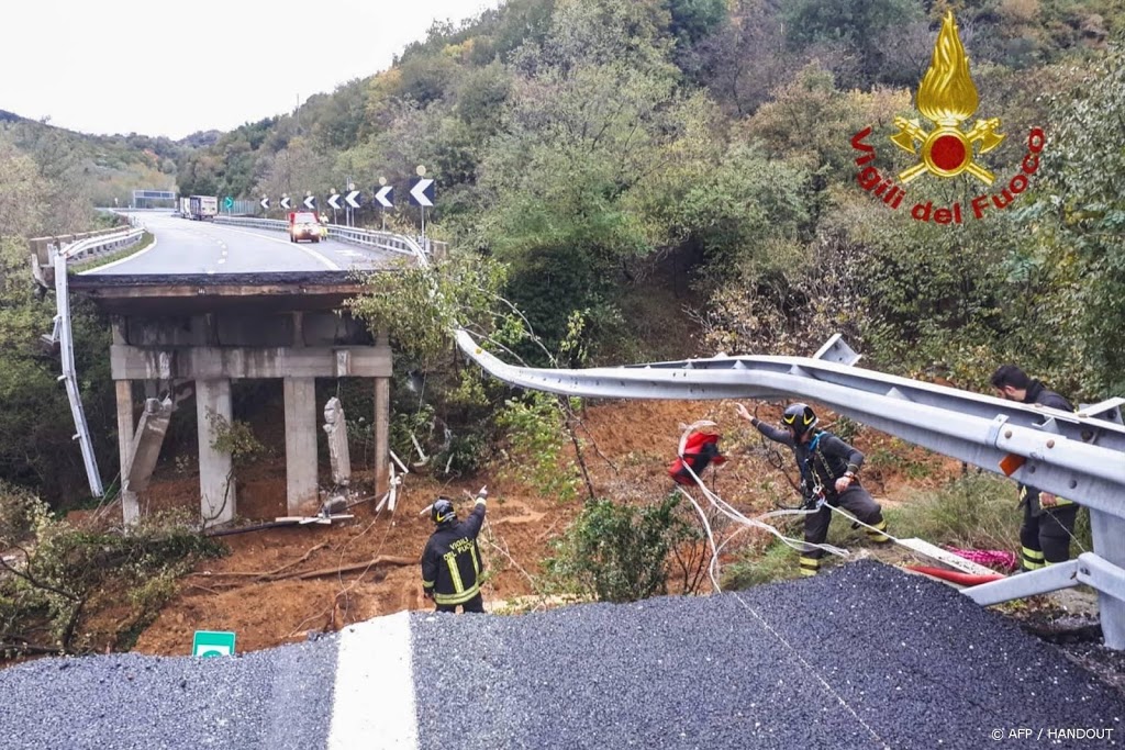 Snelwegbrug stort in na hevig noodweer Italië