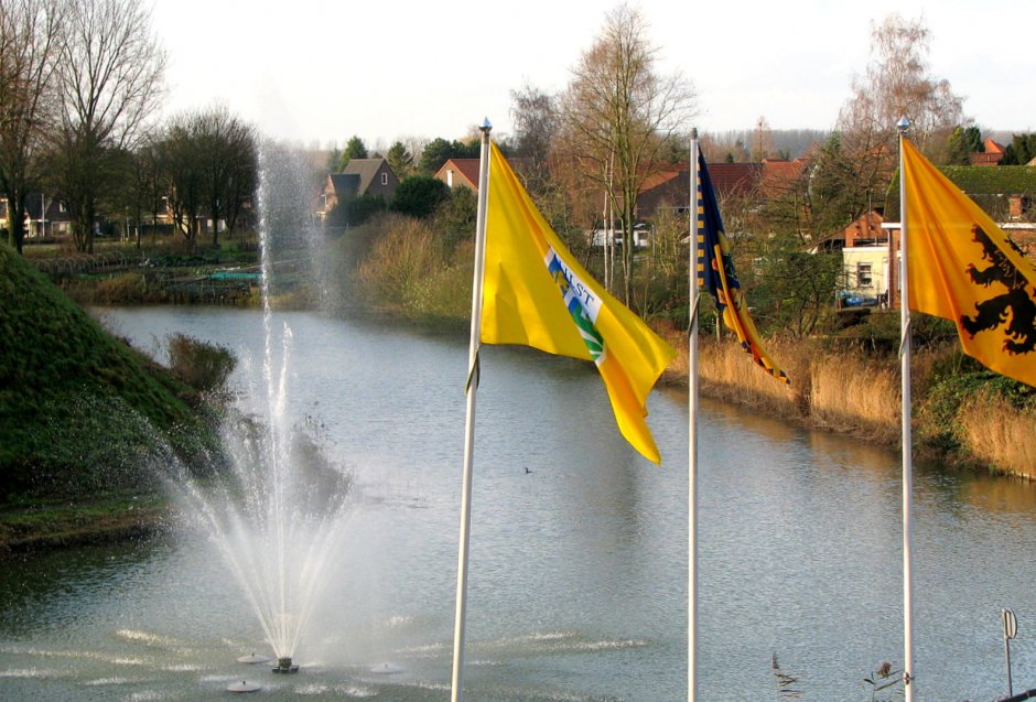 vlaggen bij de fontein..... | ZeelandNet Foto
