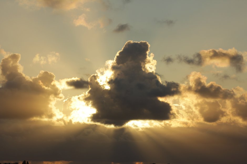 Achter De Wolken Schijnt De Zon