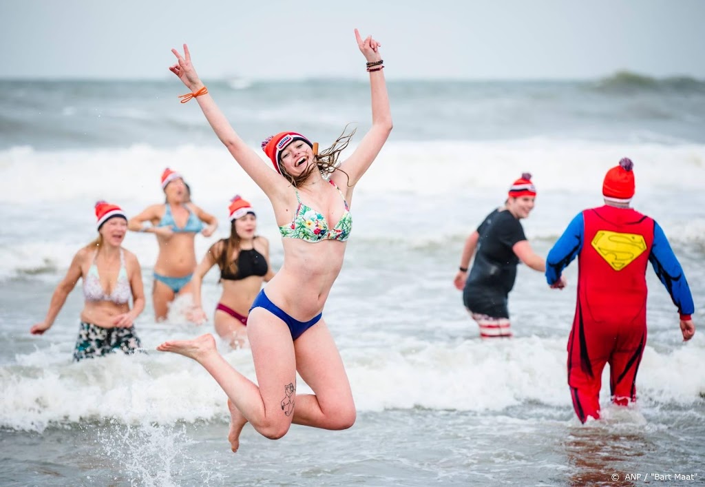 Duizenden beginnen 2020 met Nieuwjaarsduik