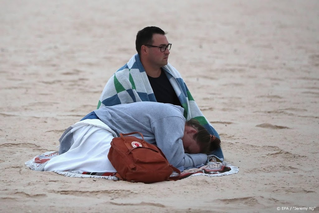 Opluchting voor door vuur ingesloten Australiërs op strand