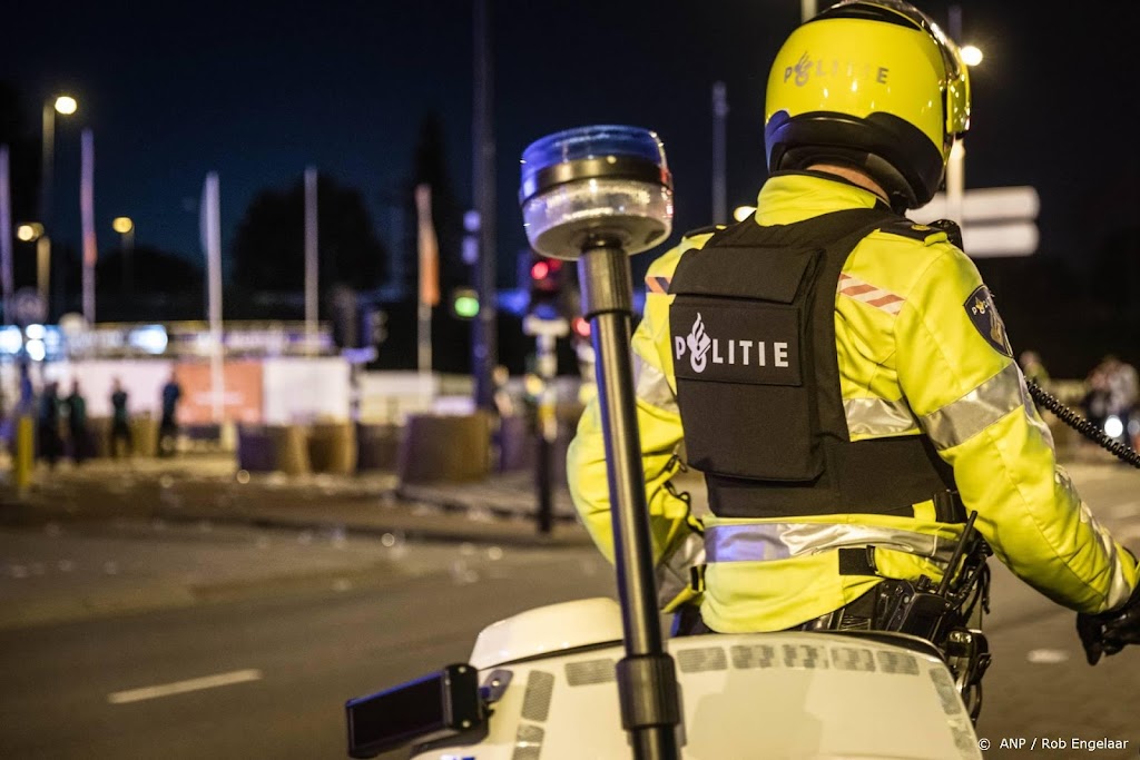 Vijftien aanhoudingen na gooien vuurwerk naar boa's en agenten