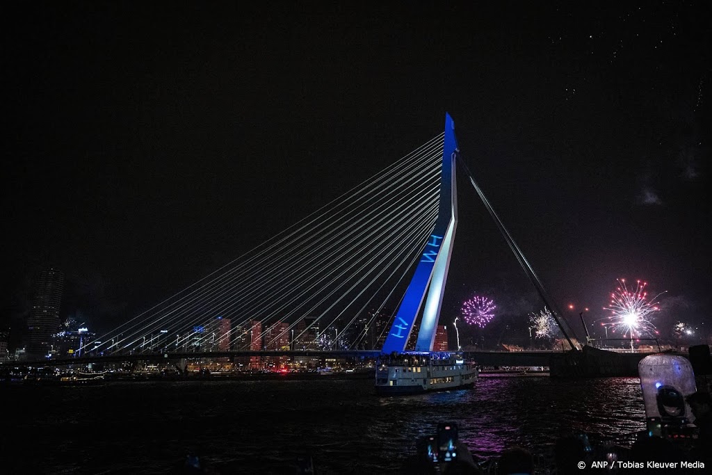 Racistische teksten te zien op Erasmusbrug tijdens jaarwisseling