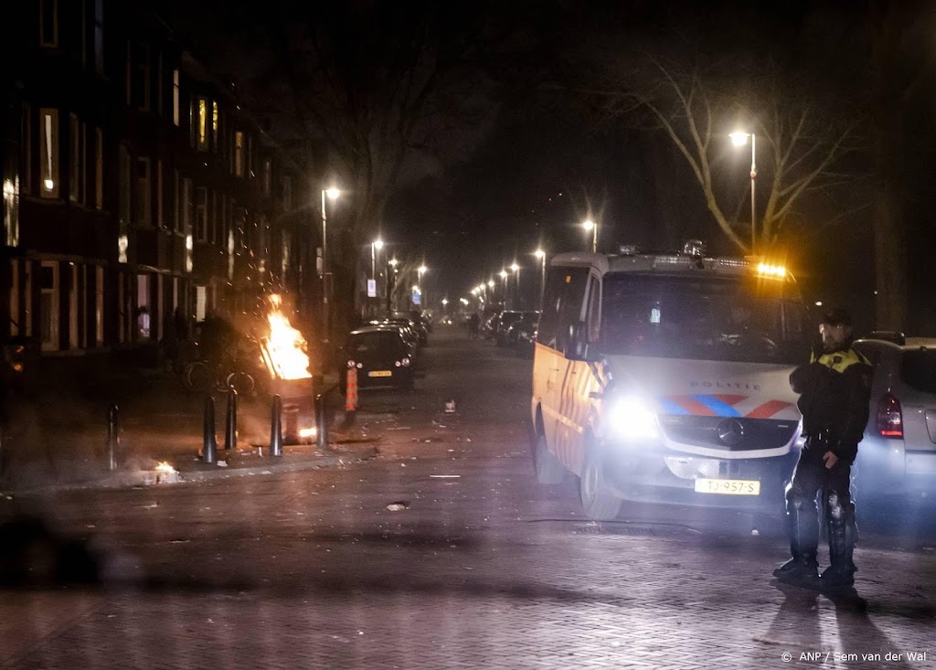 Politie: meerdere agenten gewond door bekogeling met vuurwerk