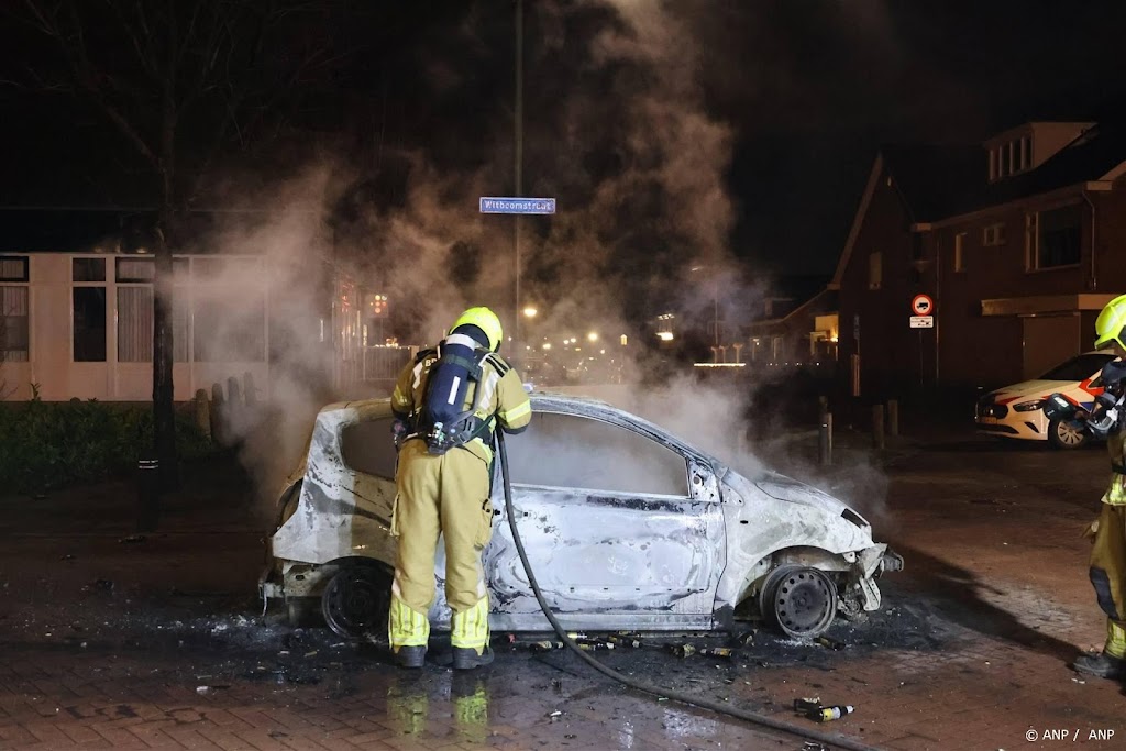 Auto's in brand en veel mensen op de been in Veen