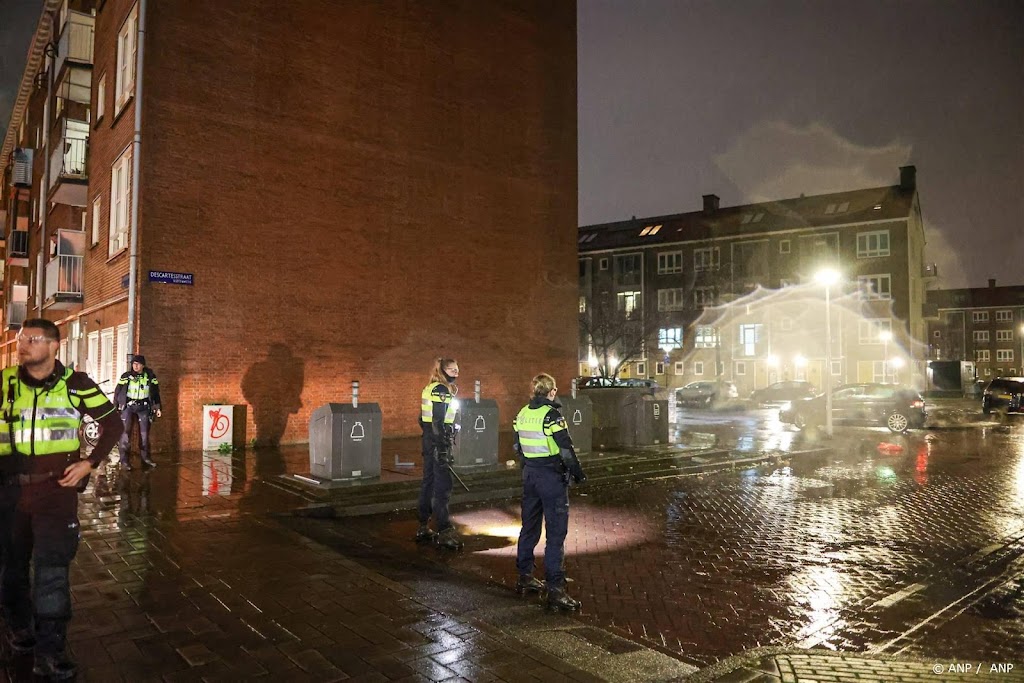 ME treedt op tegen groep jongeren in Amsterdam-Oost