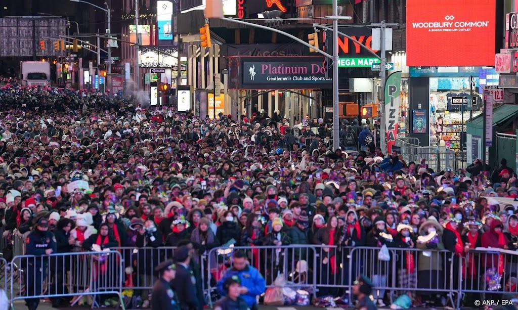 Honderdduizenden in New York bij 'ball drop', ook veel politie
