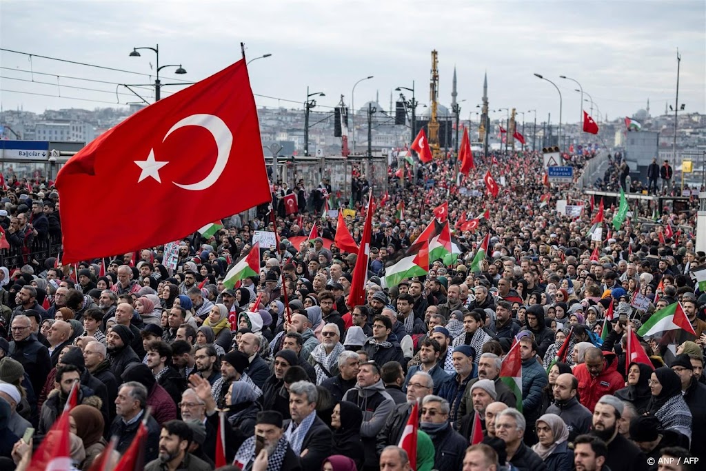 Tienduizenden betogen in Istanbul tegen 'moordenaar Israël'