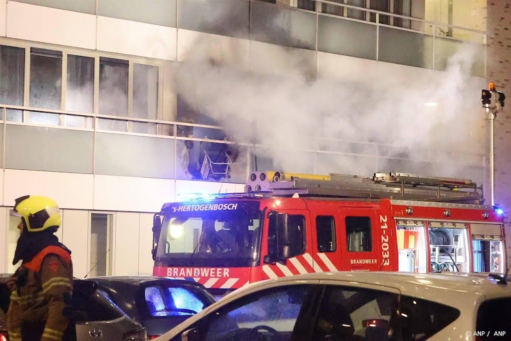 Politie onderzoekt balkonbrand waarbij 2-jarig kind gewond raakte