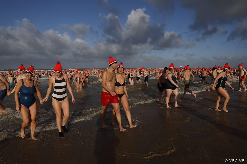 Ongeveer 10.000 deelnemers nieuwjaarsduik Scheveningen