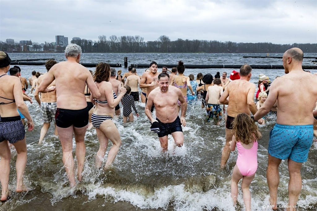 Toch duizenden het water in voor nieuwjaarsduik