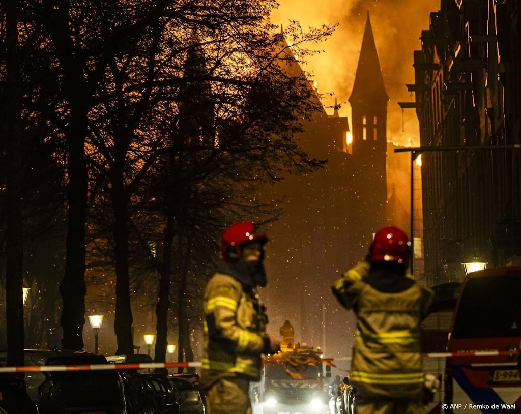 Tientallen omwonenden Vondelkerk zonder stroom om blussen brand