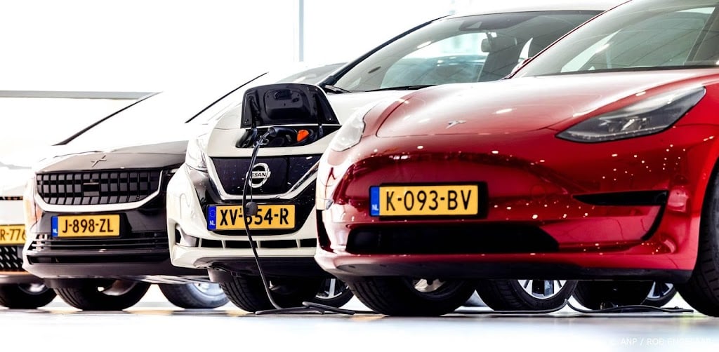 Autoverkoop licht gestegen, hybrides en e-auto's populairder