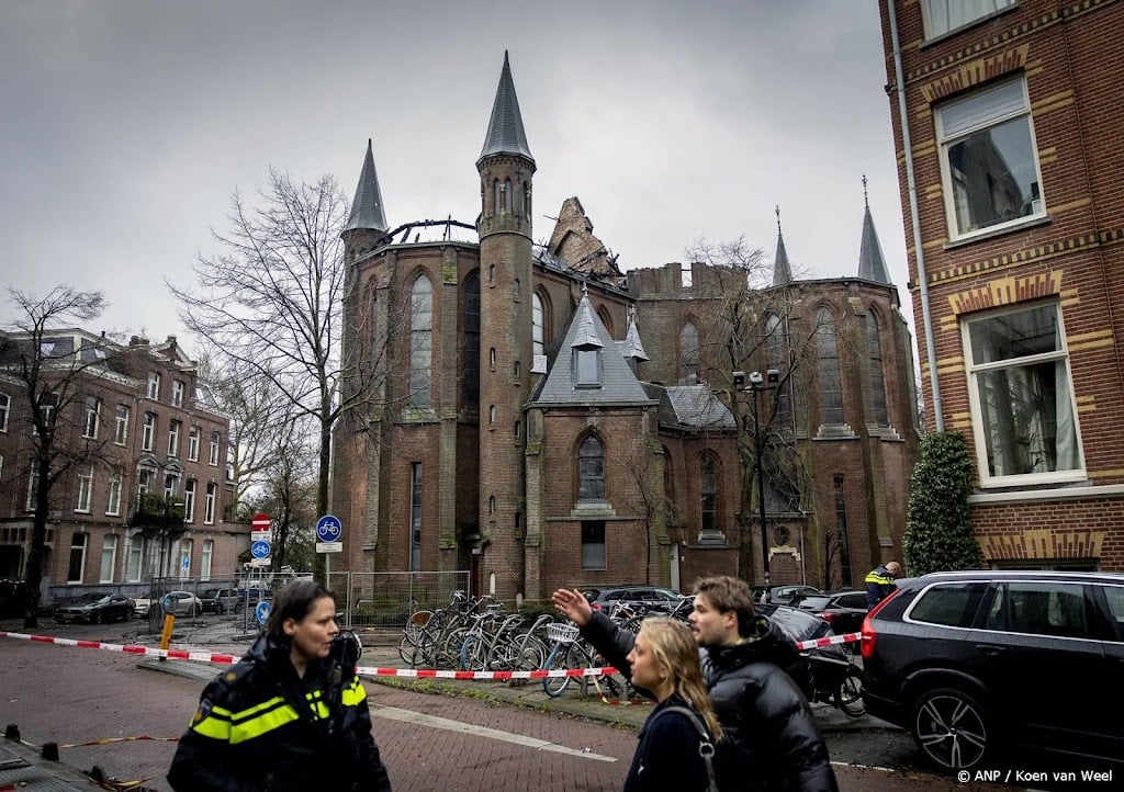 Omwonenden van Vondelkerk in de loop van de dag terug naar huis
