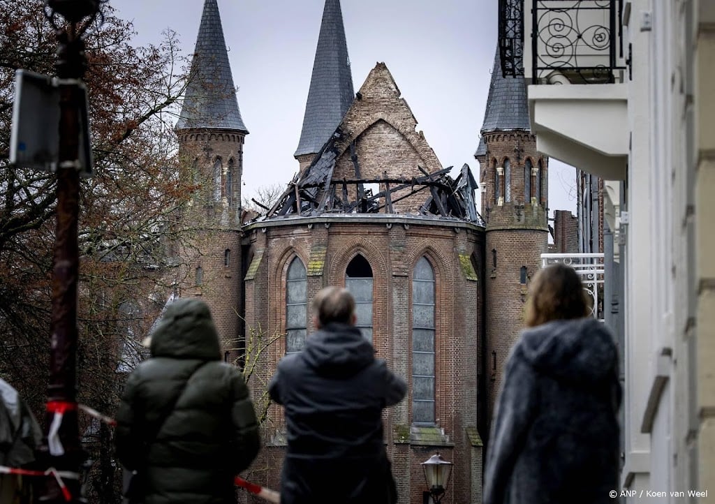 Politie doet onderzoek naar de oorzaak van brand Vondelkerk