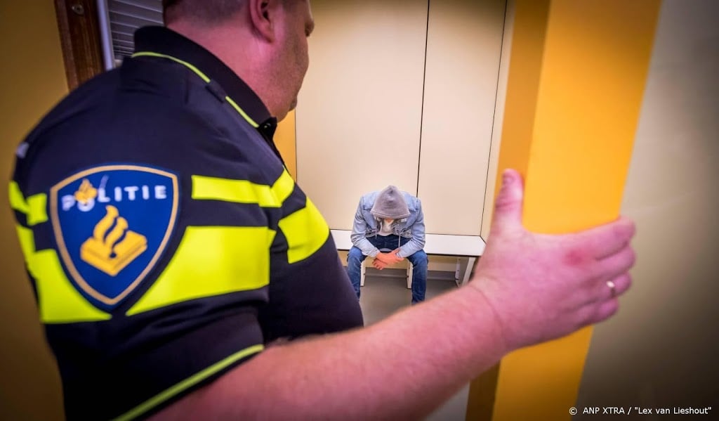 Politie pakt Pool op die zich onzedelijk gedraagt op bureau
