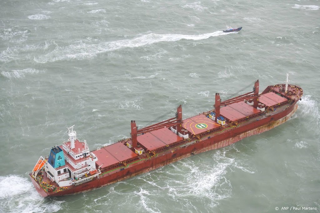 Stuurloos geraakt schip aangekomen in haven Rotterdam