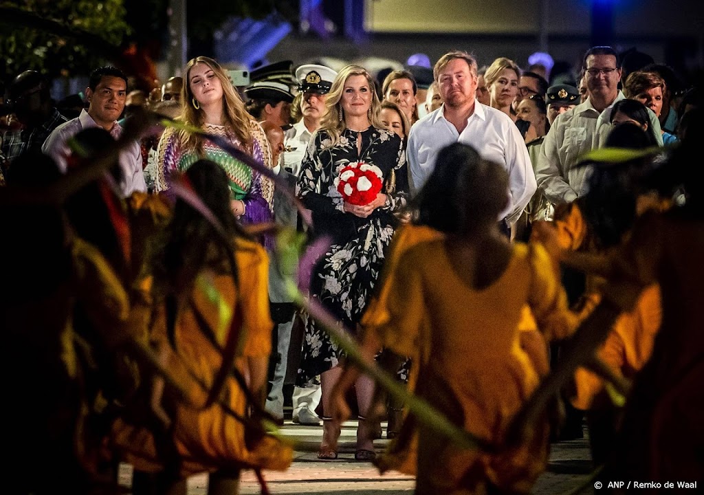 Koningspaar en Amalia op marineschip richting Curaçao