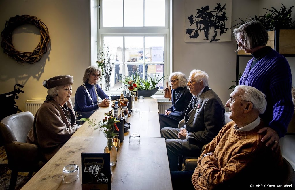 Prinses Beatrix praat in Oude-Tonge met overlevenden ramp