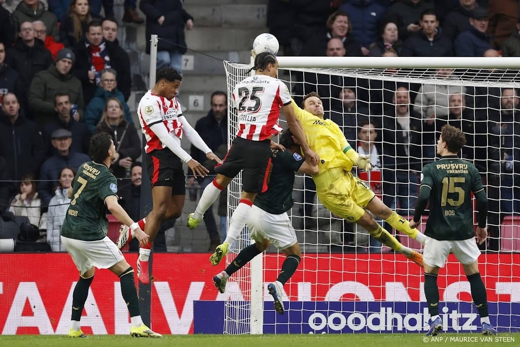 PSV laat Feyenoord kansloos (3-0) en ziet landstitel al naderen