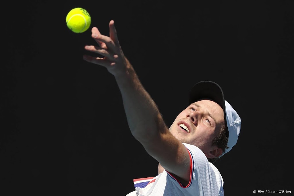 Tennisser Van de Zandschulp dinsdagavond laat in actie in Ahoy
