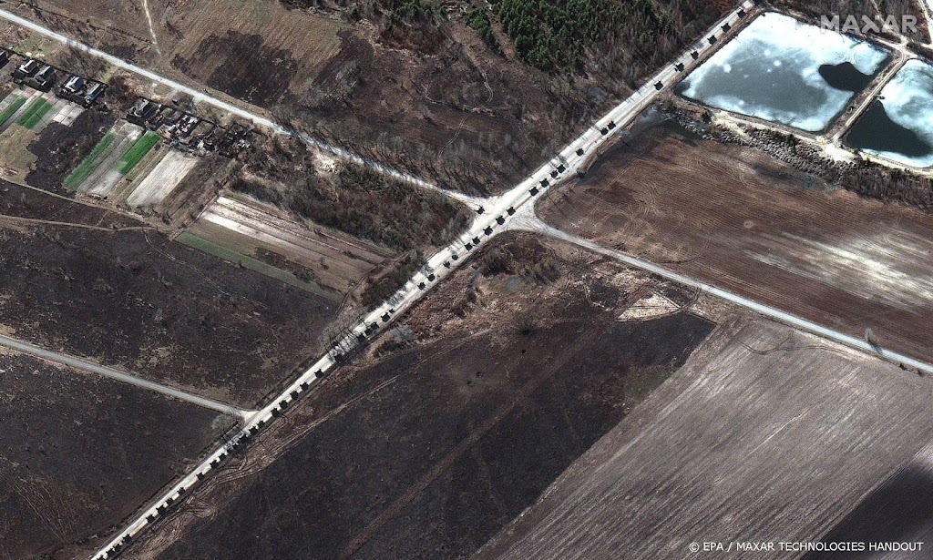 Vele tientallen kilometers lang Russisch konvooi op weg naar Kiev