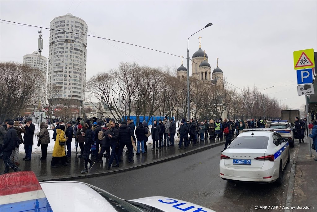 Honderden mensen naar kerk voor uitvaart Navalny