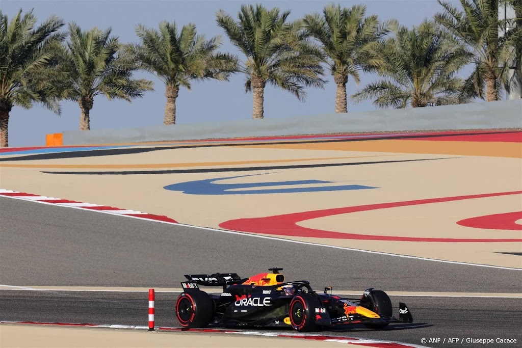 Verstappen klokt derde tijd, Sainz snel in vrije training Bahrein