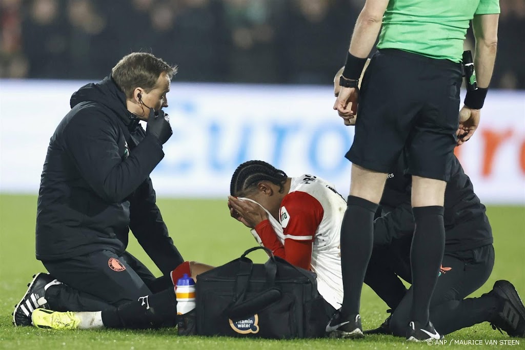 Feyenoord-coach Slot: ernst blessure Stengs nog onduidelijk