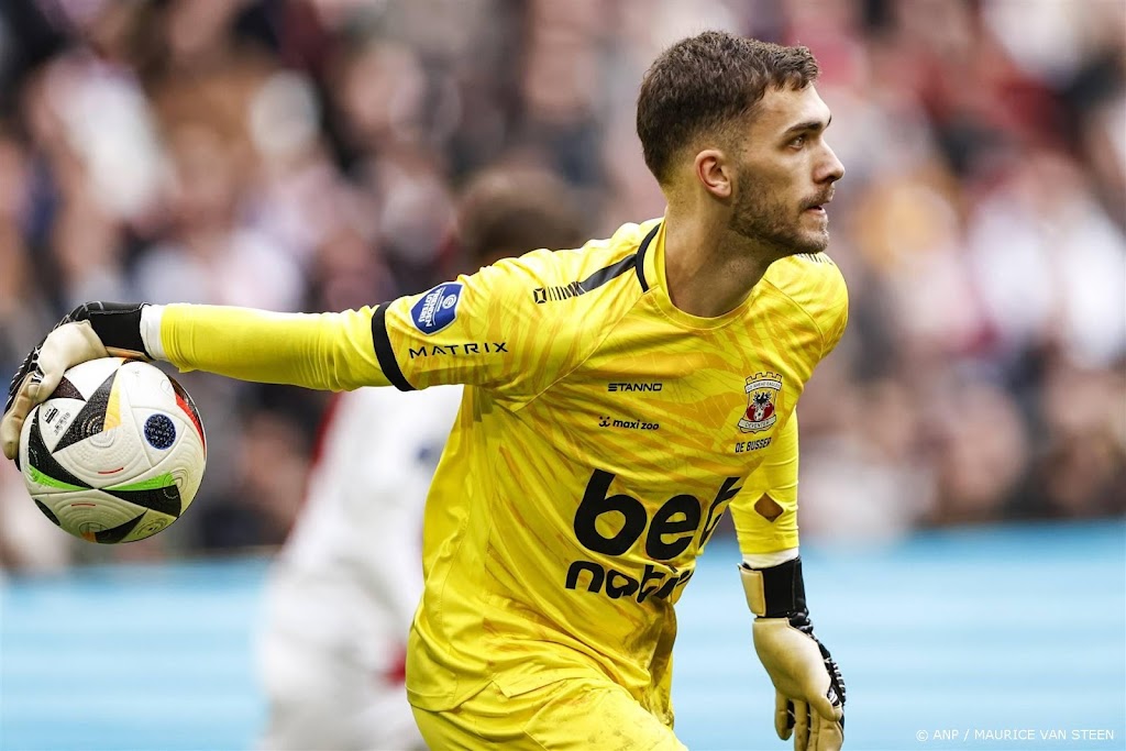 Arbiters mogen volgend seizoen corner geven als doelman treuzelt 