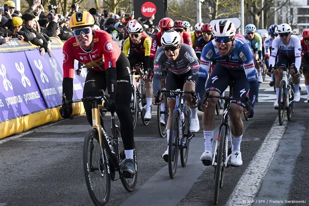 Noor Waerenskjold sprint naar zege in Omloop Het Nieuwsblad