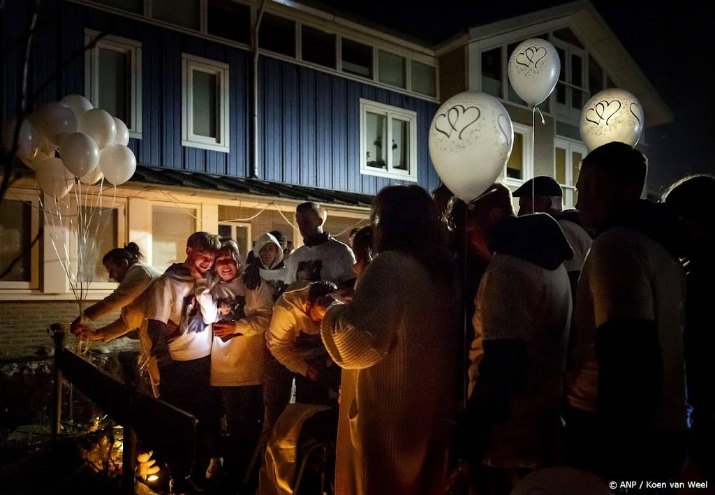 Honderden bij stille tocht doodgestoken jongen (13) in Schiedam