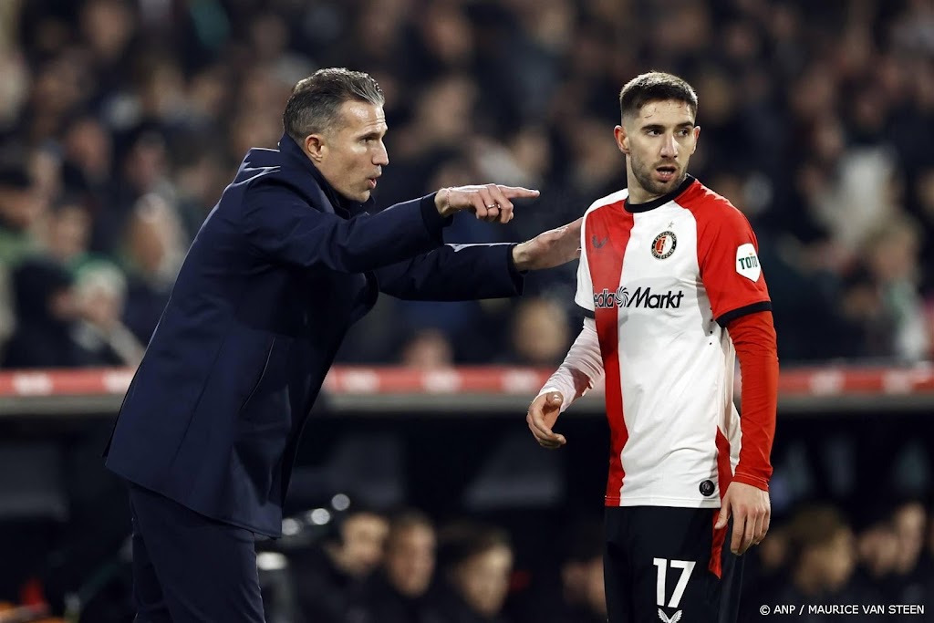 Van Persie debuteert met gelijkspel als hoofdcoach van Feyenoord