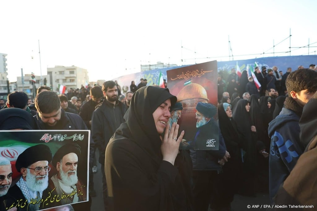 Duizenden mensen brengen eerbetoon Khamenei in centrum Teheran