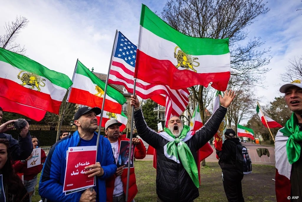 Zo'n tweehonderd feestende mensen bij Iraanse ambassade Den Haag