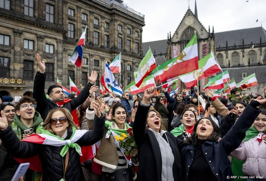 Honderden dansen op Amsterdamse Dam na dood Khamenei