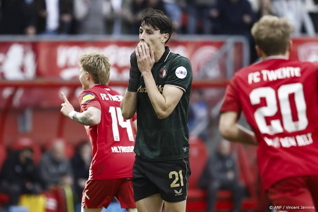 Feyenoord verliest bij Twente, maar blijft tweede in Eredivisie 