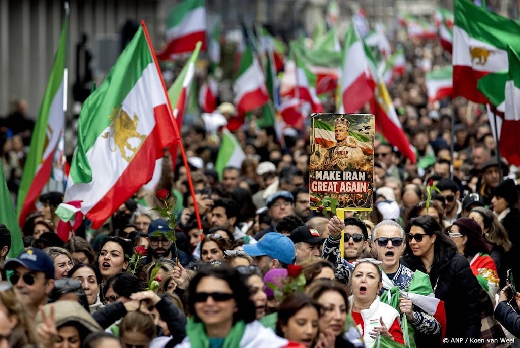 Feestelijke optocht Amsterdam geëindigd bij Amerikaans consulaat