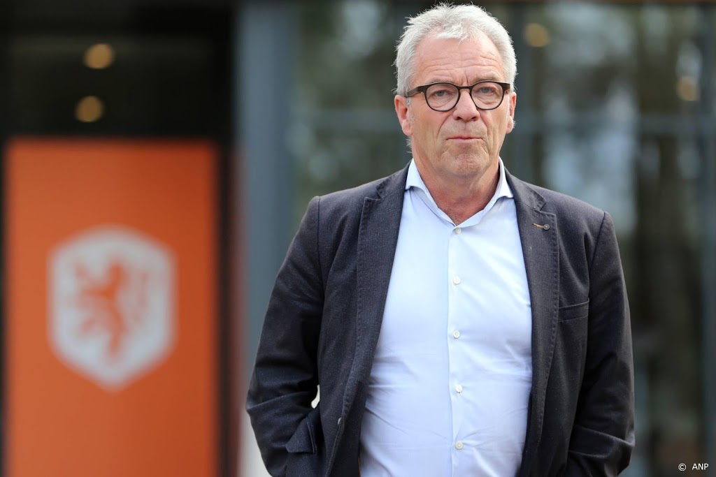 Directeur KNVB: hopelijk trainen profs in mei in kleine groep