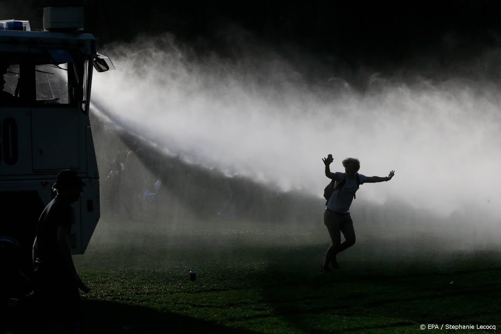 Politie Brussel beëindigt 1 aprilfestival in park met waterkanon